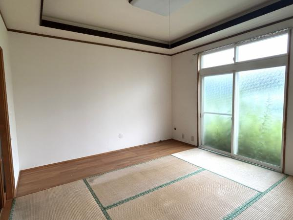 五戸町字中道十文字の居間・リビング|【リフォーム中】隣の部屋とつなげて、約16帖のLDKにリフォームする予定のリビング側です。和室から洋風のリビングにリフォームします。