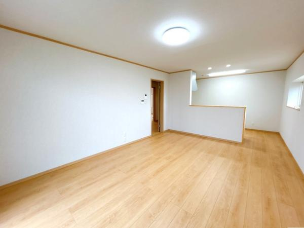 五戸町字中道十文字の居間・リビング|【リフォーム済】リビングの別角度写真です。