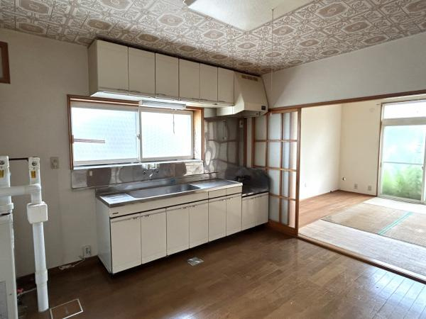五戸町字中道十文字のキッチン|【リフォーム中】隣の部屋とつなげて、約16帖のLDKにリフォームする予定のダイニングキッチン側です。