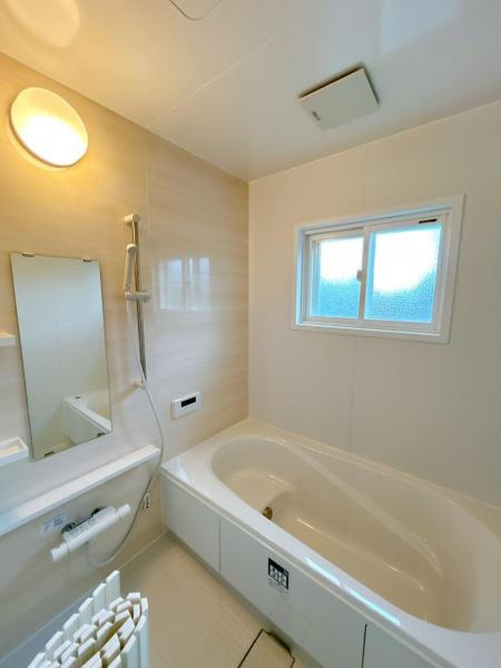 五戸町字中道十文字の浴室|【リフォーム済】ユニットバスは新品に交換しました。浴槽は大人も足を伸ばしてゆったり浸かれる広さです。