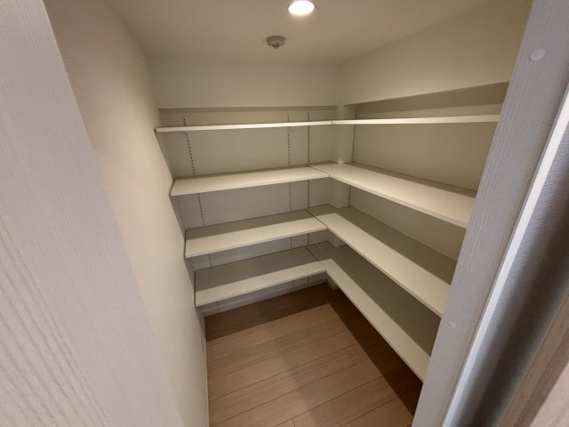 キッチン横のパントリーです