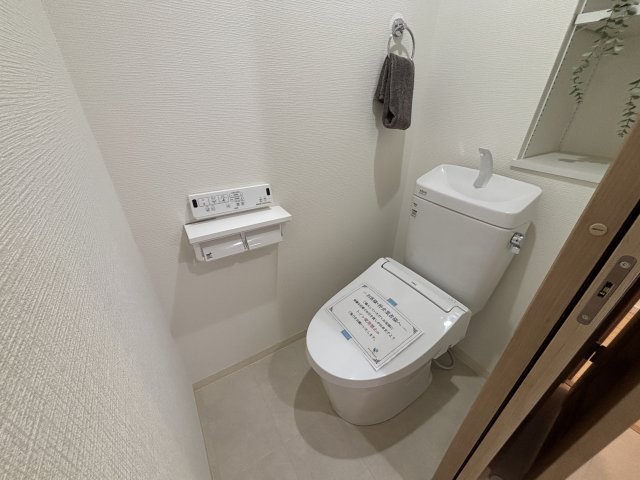 温水洗浄便座付きのトイレです