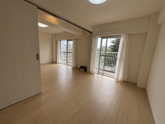 約5.1帖(リビング横)の洋室です