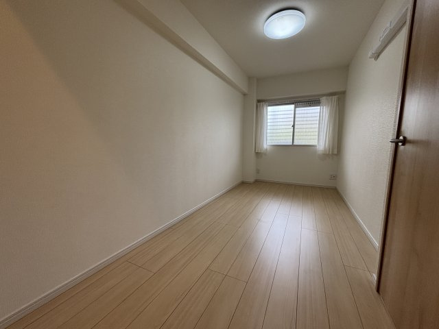 約5.1帖(北西側)の洋室です