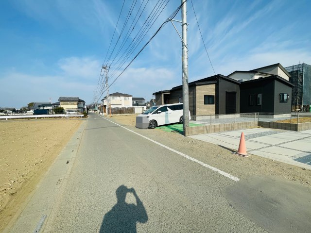 【前面道路含む現地写真】 | 児玉郡上里町第60期　ワイウッドコート　新築戸建　　全４区画　1号棟