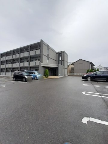 ローズパティオの駐車場