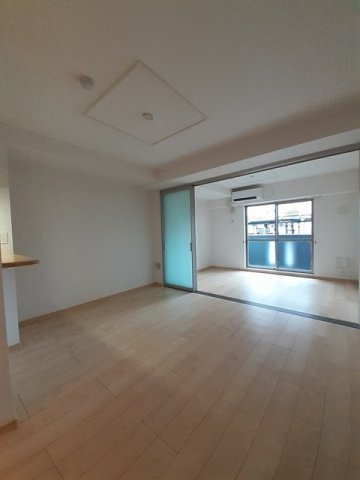 ローズパティオの居間・リビング