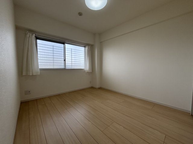 約4.7帖(北東側)の洋室です