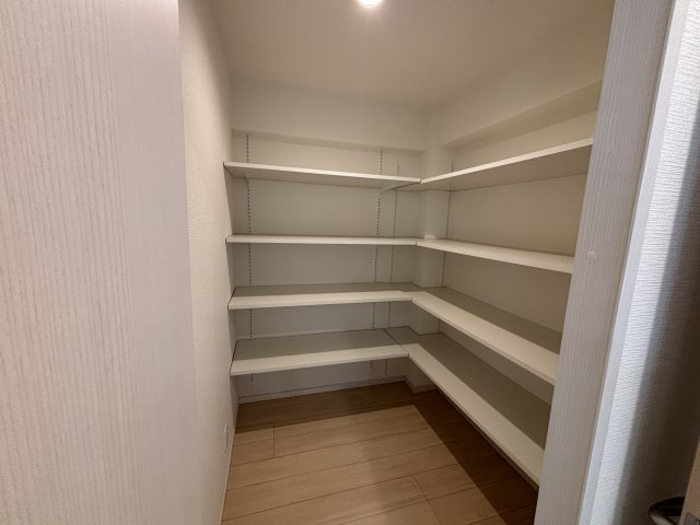キッチン横のパントリーです