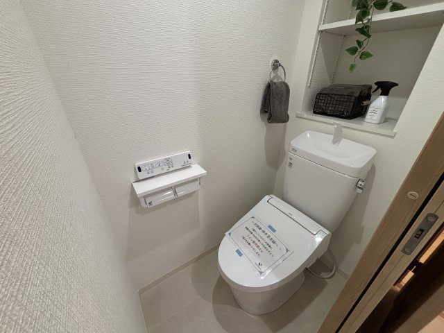 温水洗浄便座付きのトイレです