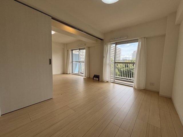 約5.1帖(リビング横)の洋室です