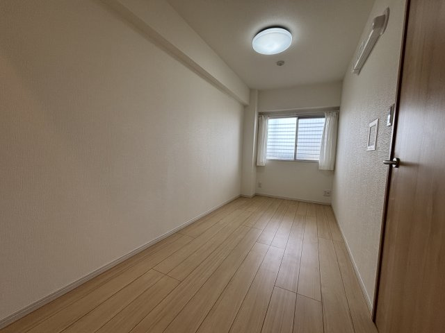 約5.1帖(北西側)の洋室です