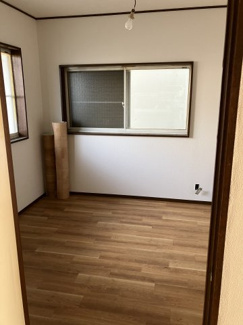 【洋室】 | レジデンス北原台 | 手前側の洋室です。現状、スチール棚が設置されています。
前回募集時の写真です