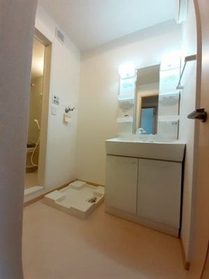【洗面所】 | ソレイユ土山Ⅰ | スペースが確保できる洗面所です