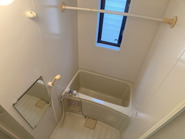 ラペル大塚の浴室|窓付きの浴室、掃除のしやすいタイプです