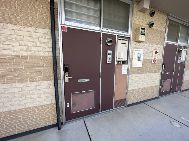 レオパレスコンフォートヒルズの玄関