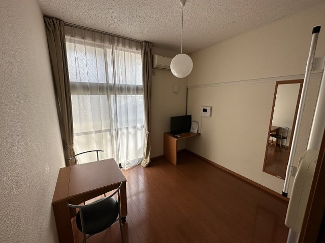 レオパレスコンフォートヒルズの居間・リビング