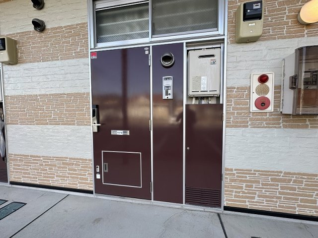 レオパレス愛の玄関