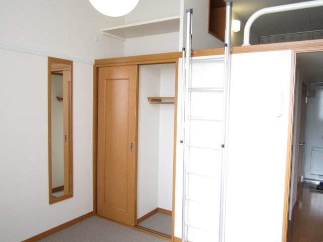 レオパレス今泉の内装|クローゼット付き