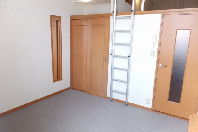 レオパレス今泉の居間・リビング