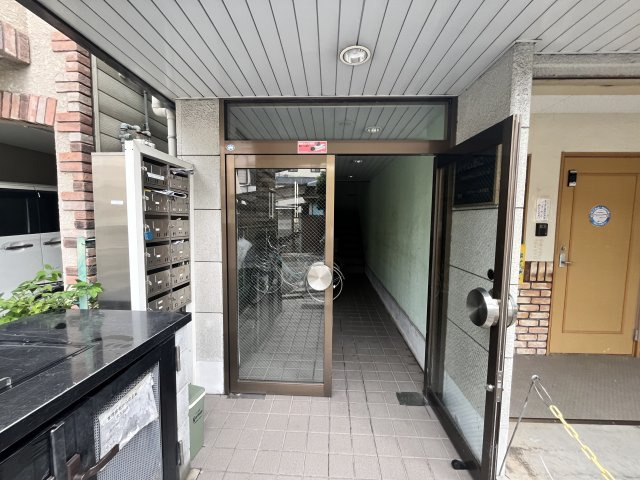 吹田市泉町２丁目の賃貸マンションのエントランス