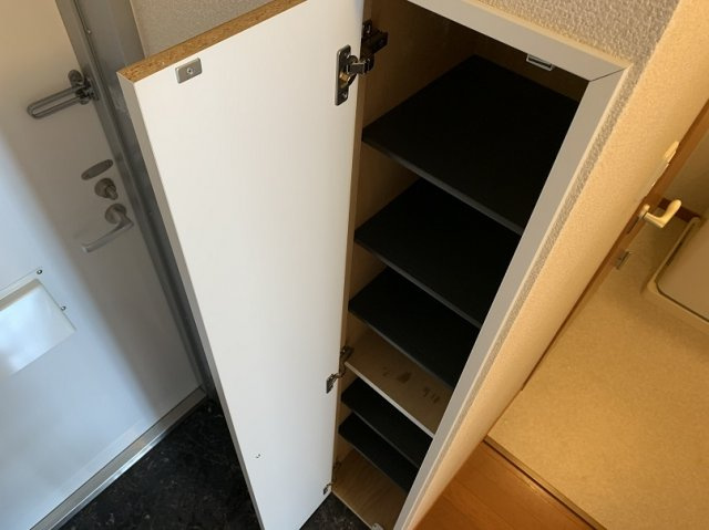 レオパレス針ヶ谷の丘の内装|玄関横の収納になります。