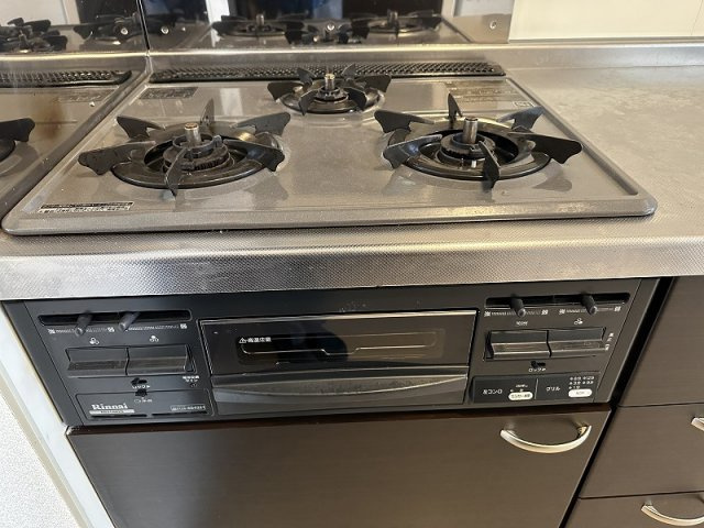 レオネクストプッチーニのキッチン|三口ガスコンロ