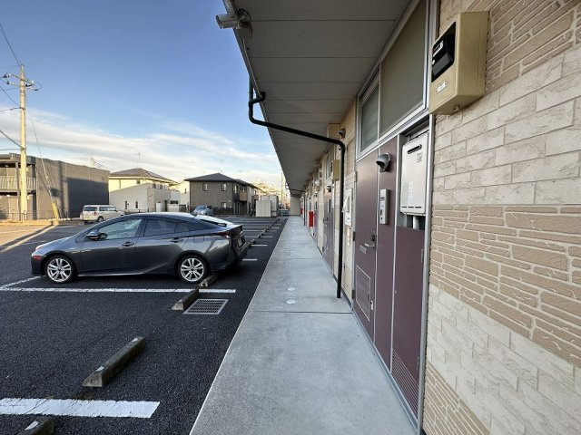 レオパレスカルーナの玄関|1階廊下