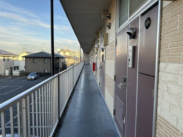 レオパレスカルーナの玄関|2階廊下