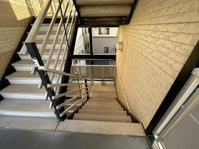 レオパレスカルーナのその他|階段