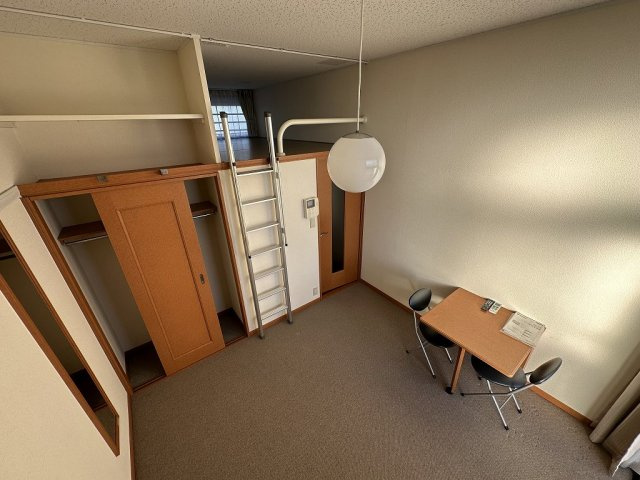 レオパレスカルーナの居間・リビング|室内天井も高くお部屋を広く使えます！