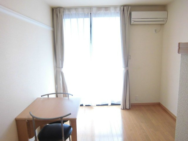 レオパレス月見ヶ丘の居間・リビング