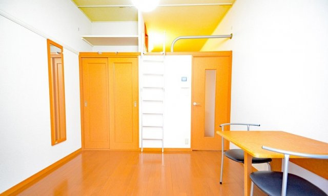 レオパレス横田新町の寝室|収納スペースとしてもお使い頂けます。