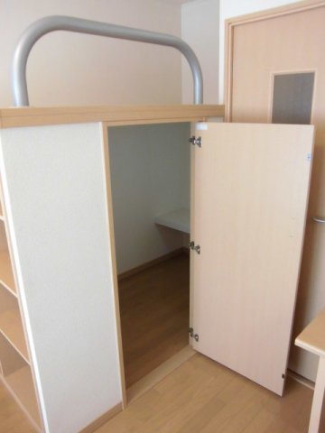 レオパレスティラーノの内装|ベット下はクローゼットになっております。