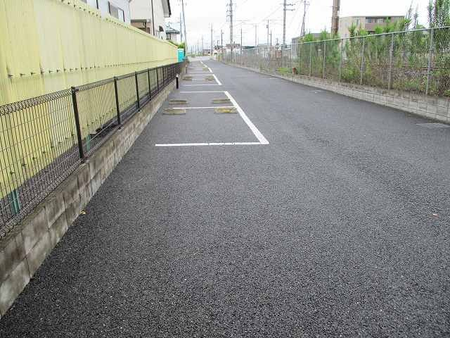 レオパレスティラーノのその他|駐車場は１２台分です。