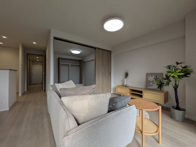 【居間・リビング】 | ☆ホームステージングしています。家具は撮影用です。

