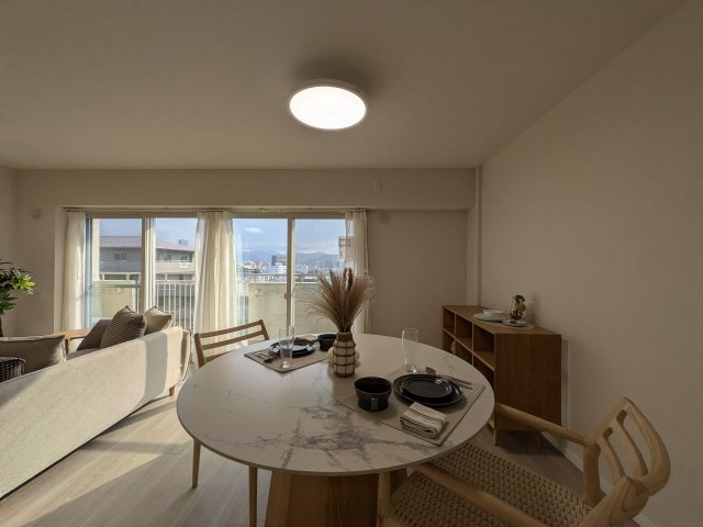 【居間・リビング】 | ☆ホームステージングしています。家具は撮影用です。

