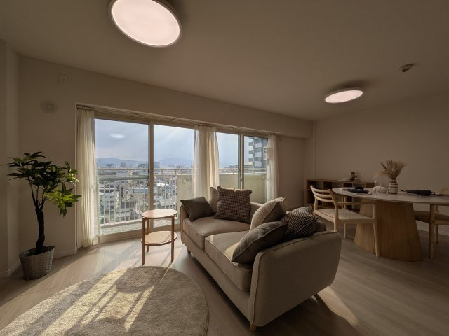 【居間・リビング】 | ☆ホームステージングしています。家具は撮影用です。

