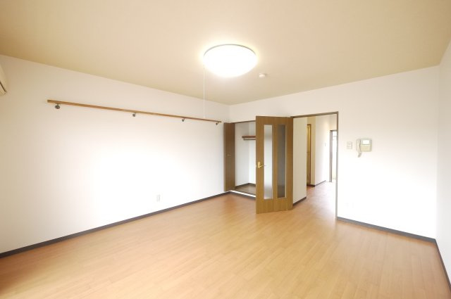 スーリール平田の居間・リビング|※写真は別の部屋のものです。