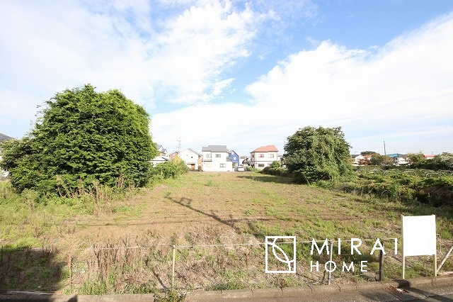 【外観】 | 高級感漂う洗面台です。鏡の後ろの収納棚もとても充実しております。コスメが大好きな奥様も、女子力高いご主人様もきっとご満足いただける収納力です。三面鏡なので、ヘアセットにも便利です。
