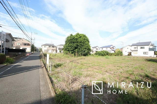 【外観】 | 洗濯機置き場と脱衣スペースもしっかりと確保されている洗面室、洗面コーナーは、窓から陽も差し明るく開放的な造りです。家事導線も良いので洗濯物やお湯はりもストレスフリーに毎日家事を楽しめそうです。
