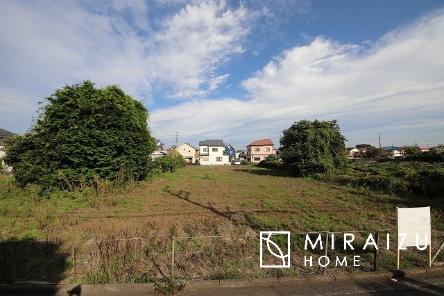 【前面道路含む現地写真】 | 空気の換気と窓からの光の明るさに配慮した清潔感のあるトイレ、ご自分の好きなアロマや芳香剤を置いて落ち着く空間を演出、一人になれる空間ですから、リラックスしたいですね。
