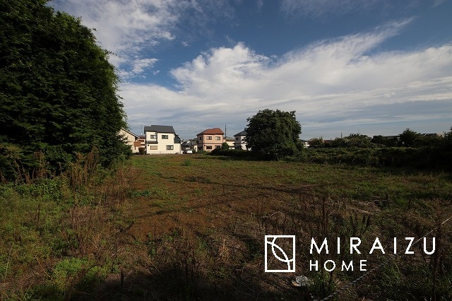 【前面道路含む現地写真】 | いってきます♪ただいま♪明るい声が聞こえてきそうな玄関。ナチュラルなカラーがとても清潔感のある造りです♪
