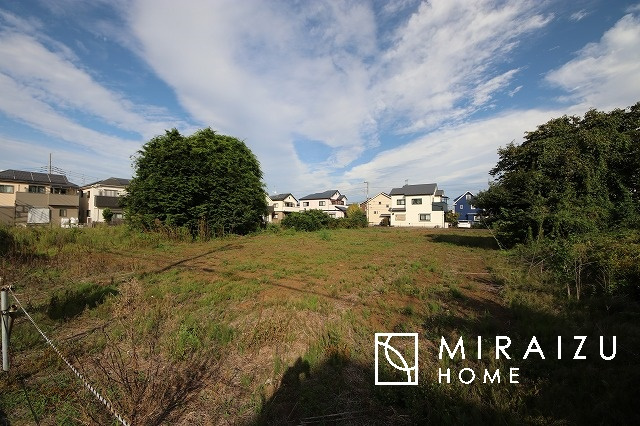 【周辺】 | プライベートの空間もみんなで過ごす空間も両社兼ね備えたつくりです。階段には安全性を配慮し、手すりを設置。太陽の光と風が心地良い窓も付いた内装です。
