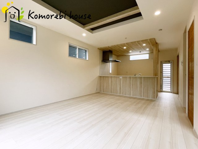 上尾市原市北1丁目　新築一戸建て　ブルーミングガーデン　01の居間・リビング|高性能窓と断熱材を採用したLDKで、冷暖房効率アップ。家族が集まる時間も快適に過ごせるリビングです。															
