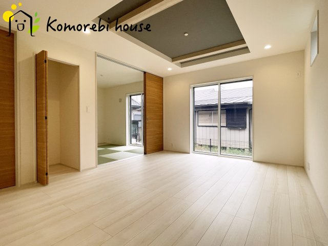 上尾市原市北1丁目　新築一戸建て　ブルーミングガーデン　01の居間・リビング|横長LDKは家具配置も自由で開放感。家族のライフスタイルに合わせた快適な暮らしを叶えます。															
