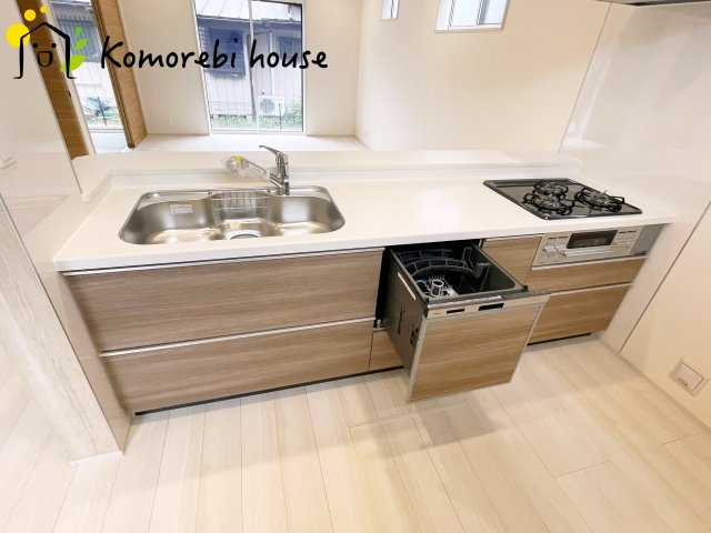 上尾市原市北1丁目　新築一戸建て　ブルーミングガーデン　01のキッチン|食洗機や浄水器を備えた多機能キッチン。広がりある空間で、家族と会話を楽しみながら料理ができるカウンターキッチンです															
