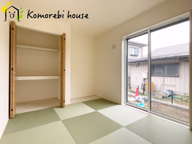上尾市原市北1丁目　新築一戸建て　ブルーミングガーデン　01の和室|畳のやわらかな感触が心地よい和室は、客間や家族のくつろぎスペースとして活躍。お昼寝や来客対応など使い道が幅広く、落ち着いた時間を過ごせる癒しの一室です。																	
