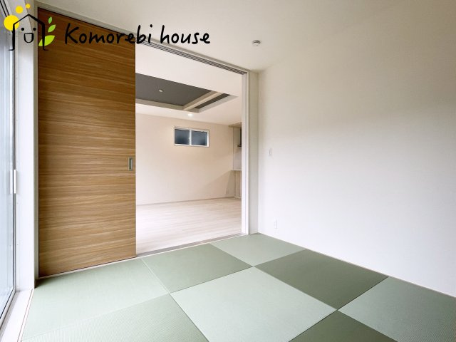 上尾市原市北1丁目　新築一戸建て　ブルーミングガーデン　01の和室|自然光が心地よく入る和室は、シンプル設計でLDKとつながります。
