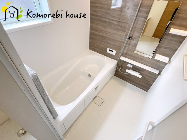 上尾市原市北1丁目　新築一戸建て　ブルーミングガーデン　01の浴室|浴室に窓があるので換気がしやすく、湿気を逃がせてカビ対策にも◎。防犯面が気になる場合は、面格子の追加も可能です。															
